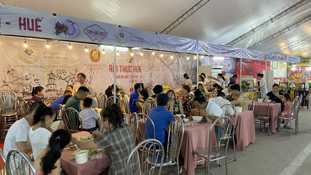 Trong buổi tối khai mạc Liên hoan ẩm thực Hạ Long-Quảng Ninh 2022, đã có rất đông người dân, du khách tới tham quan, thưởng thức các món ăn.